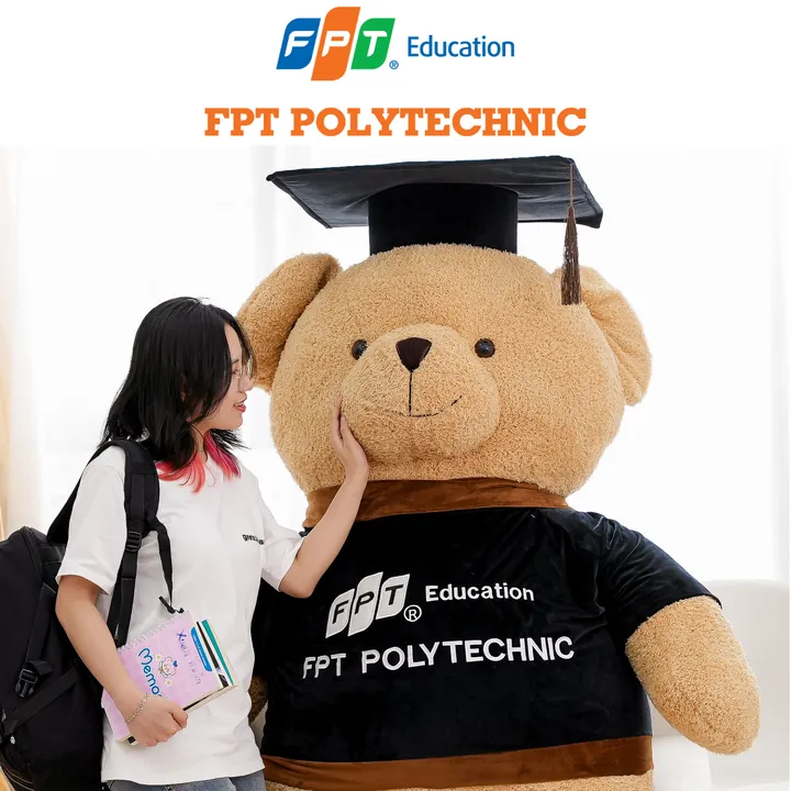 Gấu khổng lồ áo logo - FPT Polytechnic