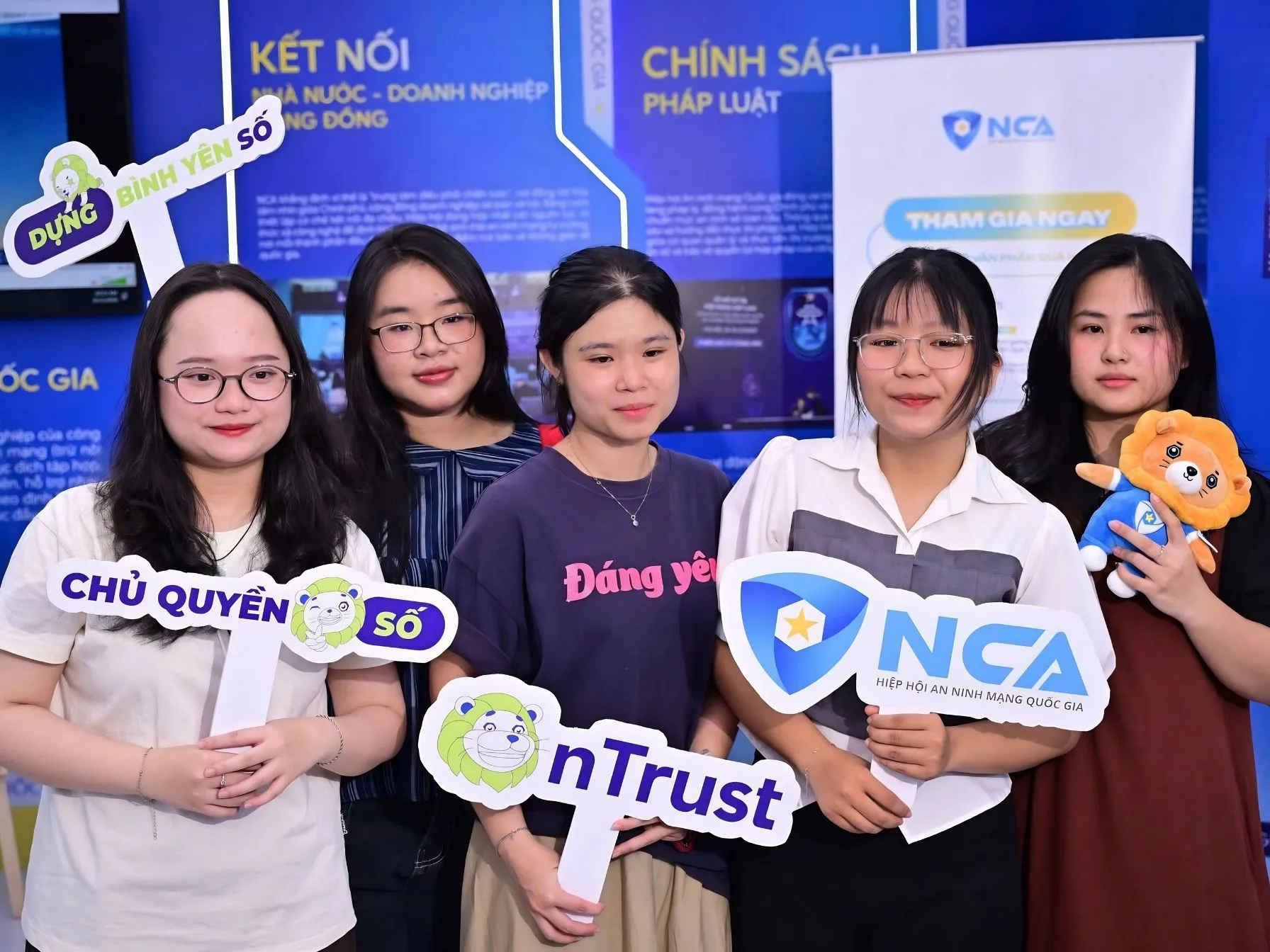 Linh vật Sư Tử bông tại triển lãm Tổ quốc bình yên. Nguồn: NCA - Hiệp hội An ninh mạng quốc gia.