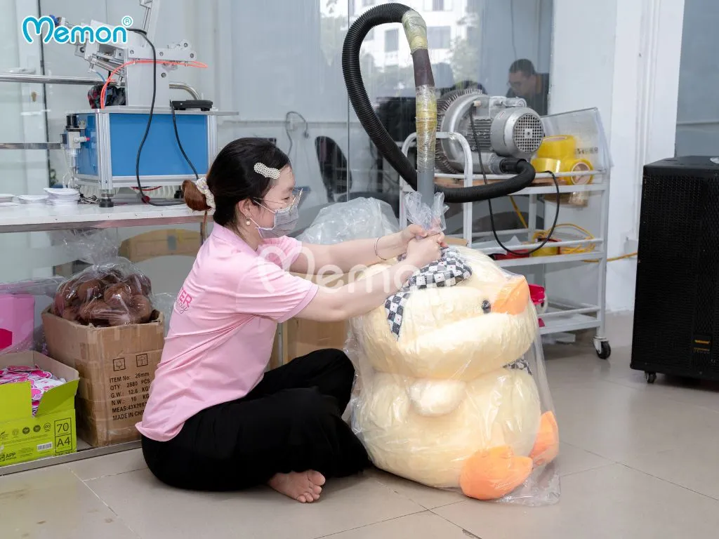 Kiểm tra gấu bông trước khi đóng gói